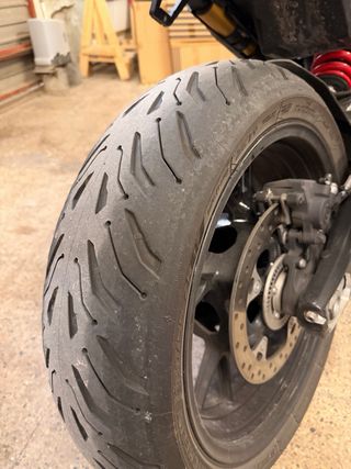 BMW F900R con maletas