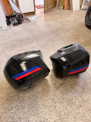 BMW F900R con maletas