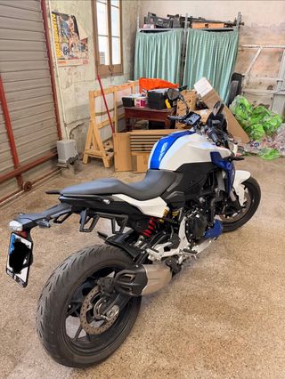 BMW F900R con maletas