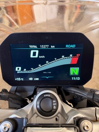 BMW F900R con maletas