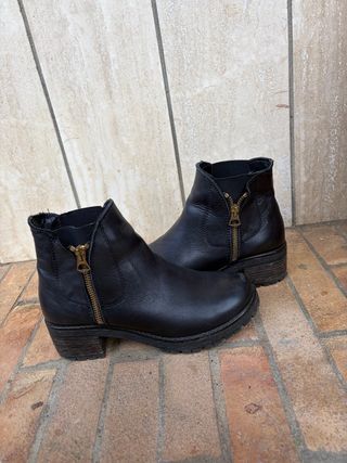 Stivaletti neri con zip