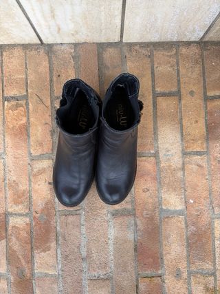 Stivaletti neri con zip