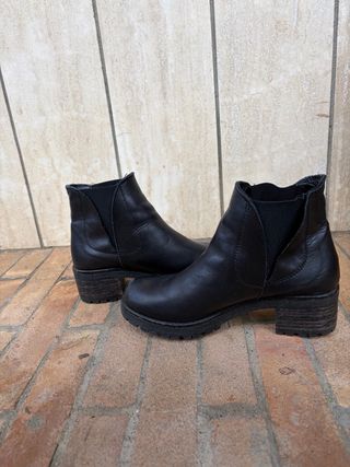 Stivaletti neri con zip