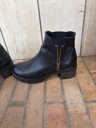 Stivaletti neri con zip