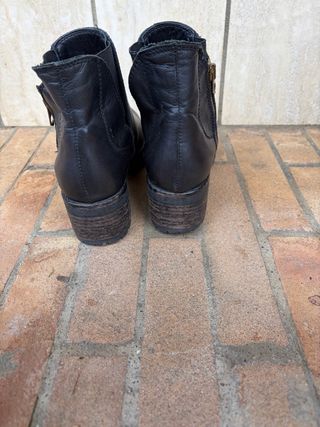 Stivaletti neri con zip