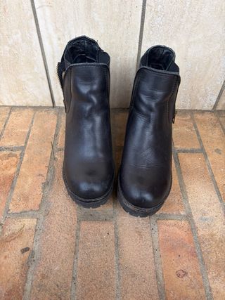 Stivaletti neri con zip