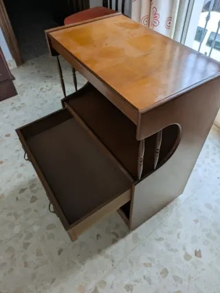 Mesa auxiliar teléfono vintage madera con ruedas