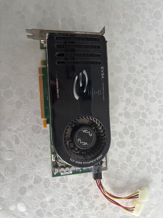 EVGA e-GeForce 8800 GTS con caja