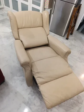 Sillón reclinable de cuero beige