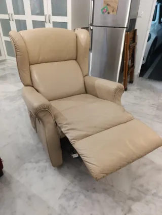 Sillón reclinable de cuero beige