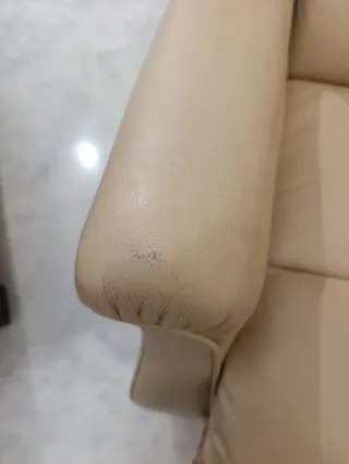 Sillón reclinable de cuero beige