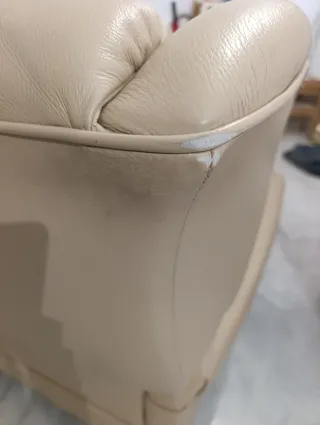Sillón reclinable de cuero beige