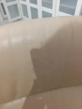 Sillón reclinable de cuero beige