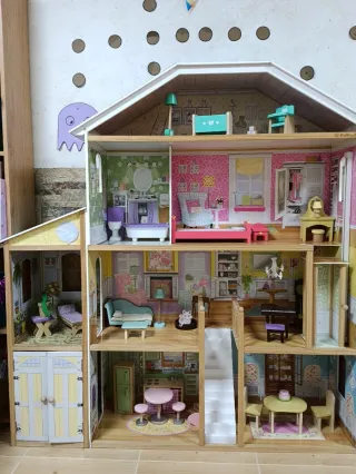 Casa de muñecas de madera