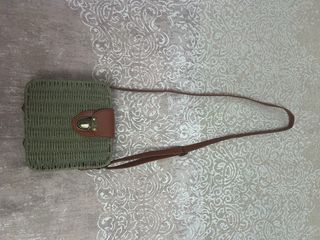Bolso de mimbre verde con detalles marrones