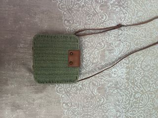 Bolso de mimbre verde con detalles marrones