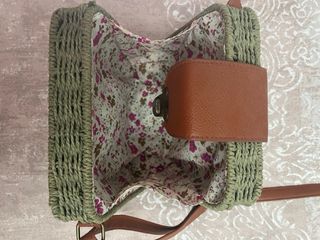 Bolso de mimbre verde con detalles marrones