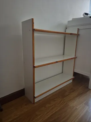 Estantería de madera y blanco