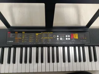 Teclado Yamaha portátil, modelo PSR-F52