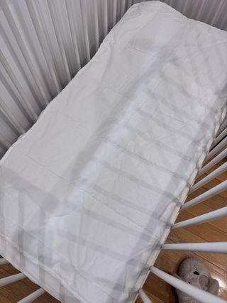 Cuna bebé, colchón y edredón en perfecto estado.