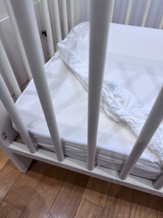 Cuna bebé, colchón y edredón en perfecto estado.