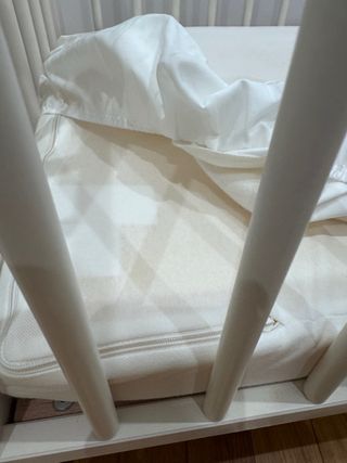 Cuna bebé, colchón y edredón en perfecto estado.