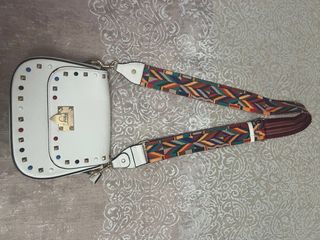 Bolso blanco con tachuelas y correa multicolor