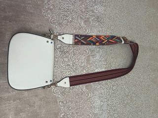 Bolso blanco con tachuelas y correa multicolor