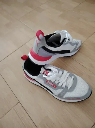 Tenis Puma grises y blancos
