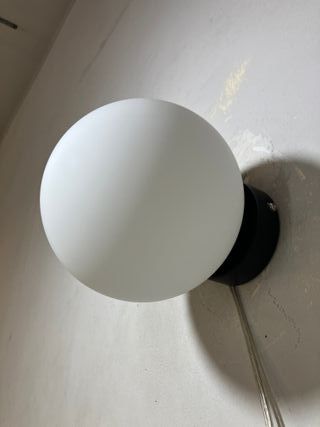 Lampada parete metallo nero vetro bianco