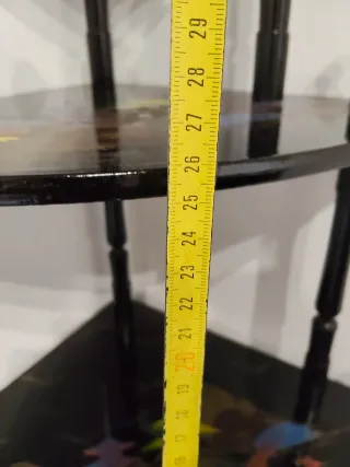 Estantería china negra con diseño multicolor