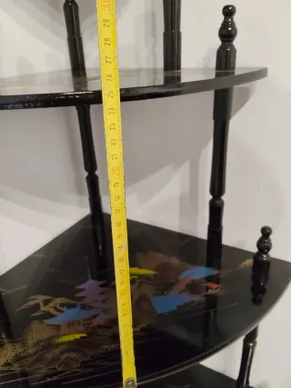 Estantería china negra con diseño multicolor