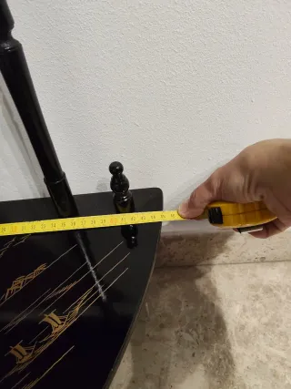 Estantería china negra con diseño multicolor