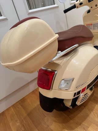 Moto eléctrica infantil Vespa color crema
