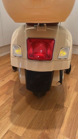 Moto eléctrica infantil Vespa color crema