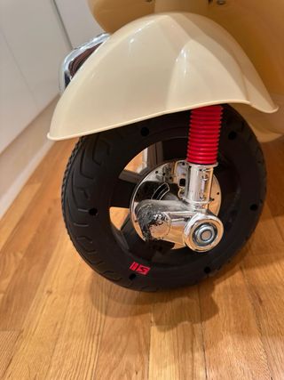 Moto eléctrica infantil Vespa color crema