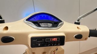 Moto eléctrica infantil Vespa color crema