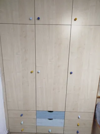 Armario de madera beige con tiradores de colores