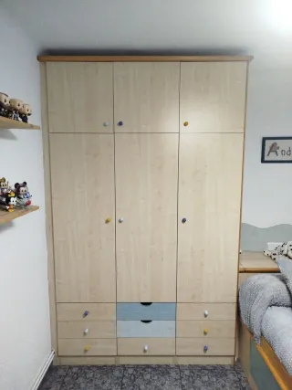 Armario de madera beige con tiradores de colores