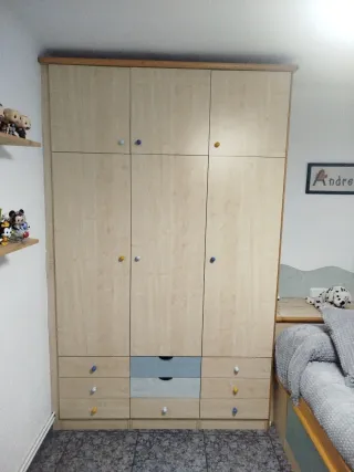 Armario de madera beige con tiradores de colores