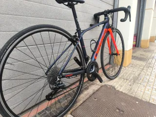 Bicicleta Orbea de carretera azul y naranja