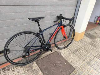 Bicicleta Orbea de carretera azul y naranja