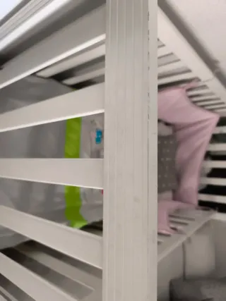 Cuna de madera blanca para bebé. Incluye colchón.