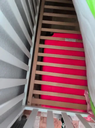 Cuna de madera blanca para bebé. Incluye colchón.