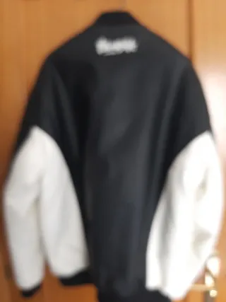 Cazadora bomber negra y blanca