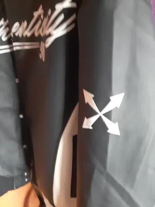 Cazadora bomber negra y blanca