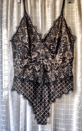 Body encaje floral y geométrico