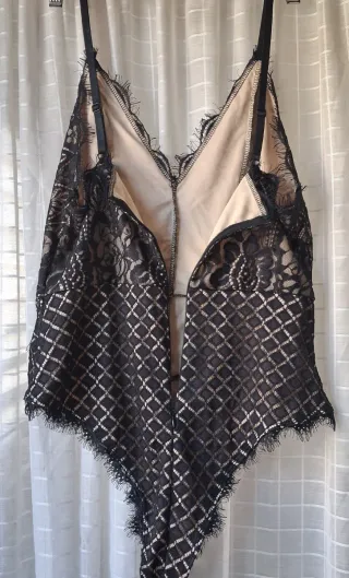 Body encaje floral y geométrico