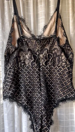 Body encaje floral y geométrico