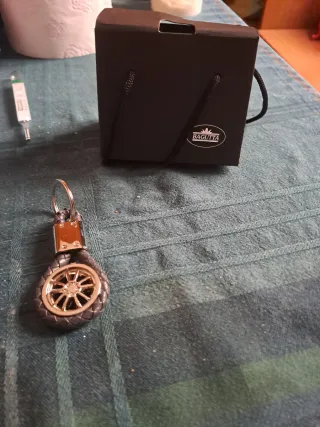 Portachiavi con ruota auto